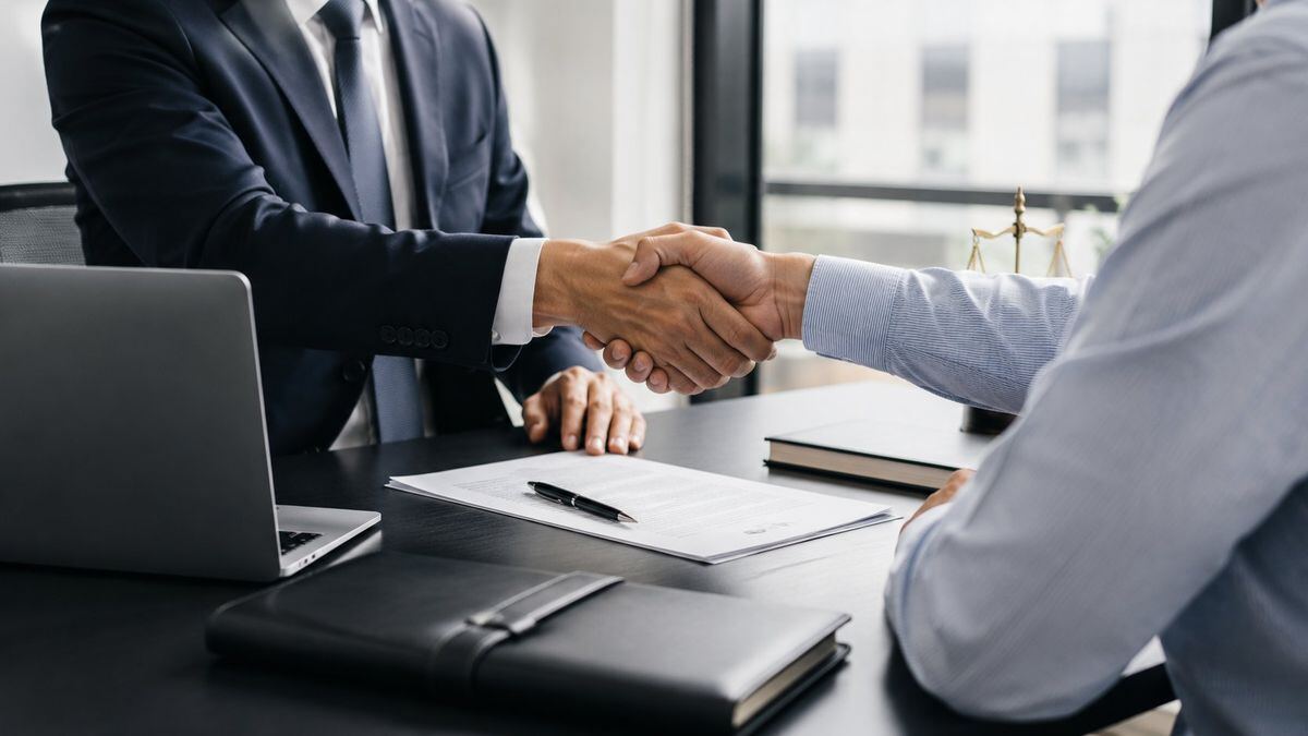 Abogados de LEXUM cerrando un acuerdo con un cliente de Aldaia